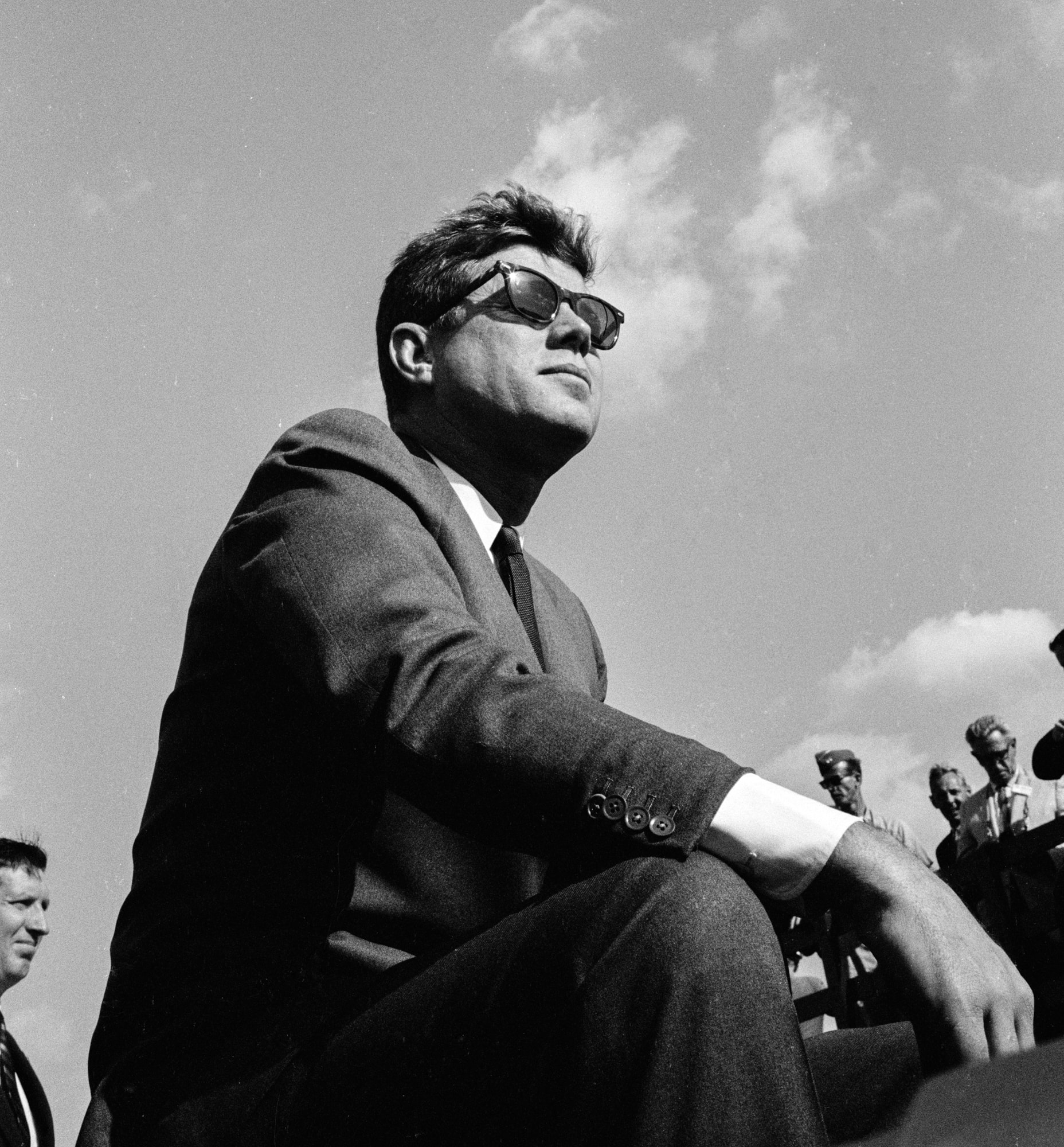 John Kennedy. Dalla Casa Bianca, con abiti firmati Brooks Brothers, alle gite in barca a Cape Cod, con maglione di cashmere e Ray-Ban Wayfarer Tortoise, lo stile del Presidente è casual but classy.