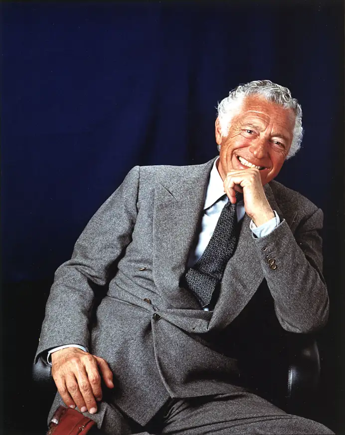 Giovanni Agnelli. Nel ritratto di Giuseppe Pino, l’Avvocato indossa il doppiopetto con la camicia button-down con le punte slacciate: un’irregolarità che ha fatto tendenza negli anni 80.