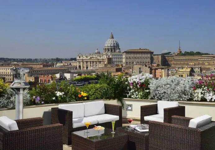 Da Les Etoiles, in cima all’Atlante Hotels, c’è la vista più strepitosa su Città del Vaticano.