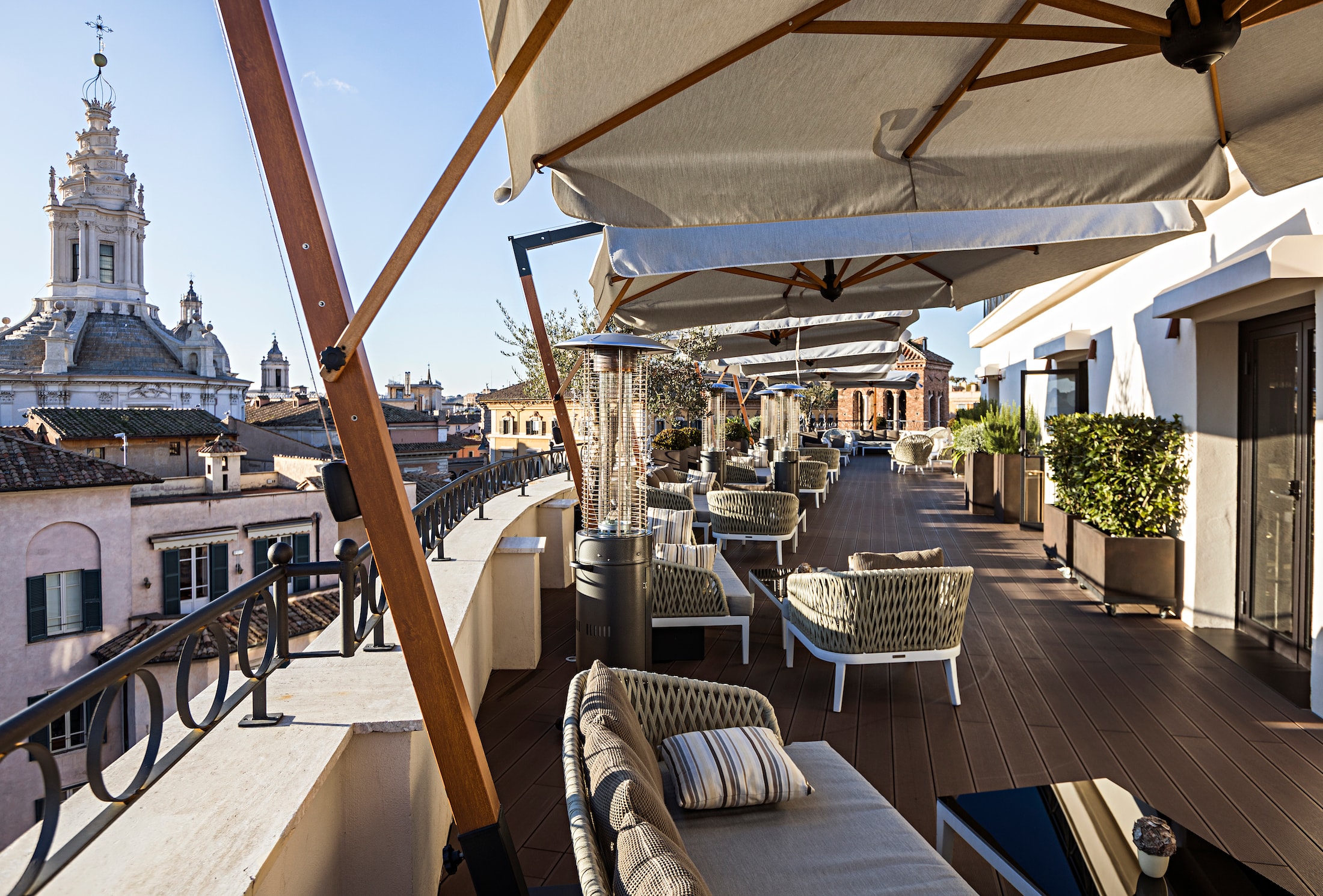 Il lounge bar sulla terrazza Divinity in cima a The Pantheon Iconic Rome Hotel.