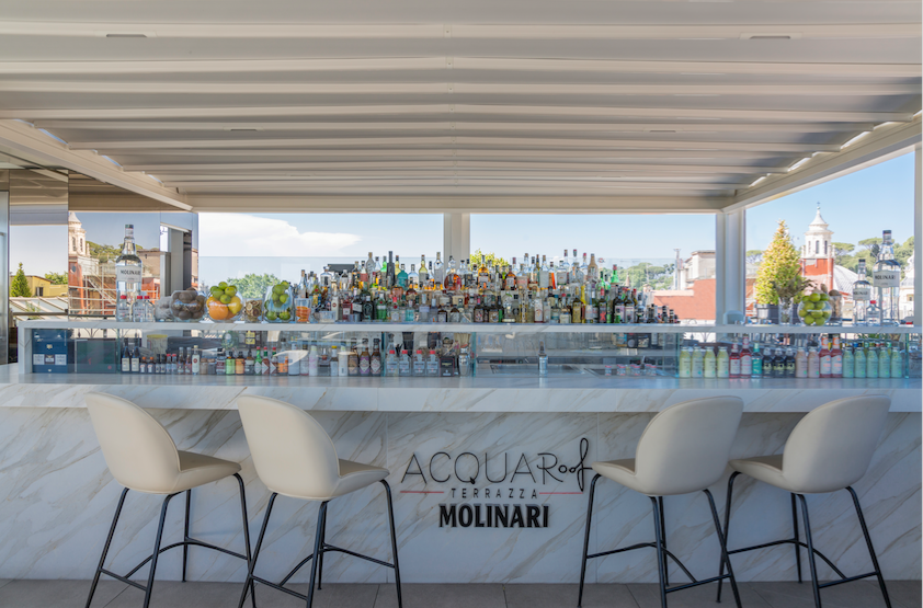 Il bancone con vista dell’AcquaRoof Terrazza Molinari al sesto piano dell’Hotel The First Arte.