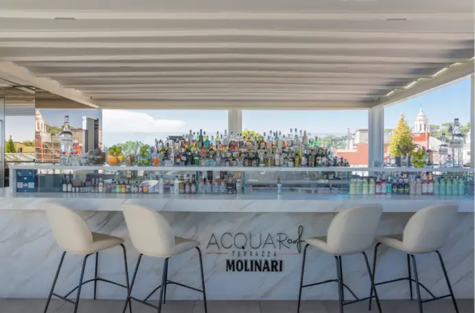 Il bancone con vista dell’AcquaRoof Terrazza Molinari al sesto piano dell’Hotel The First Arte.
