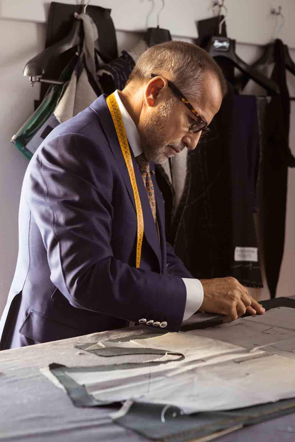Il Maestro d'Arti e Mestiere Gaetano Aloisio, ritratto nella sua sartoria.