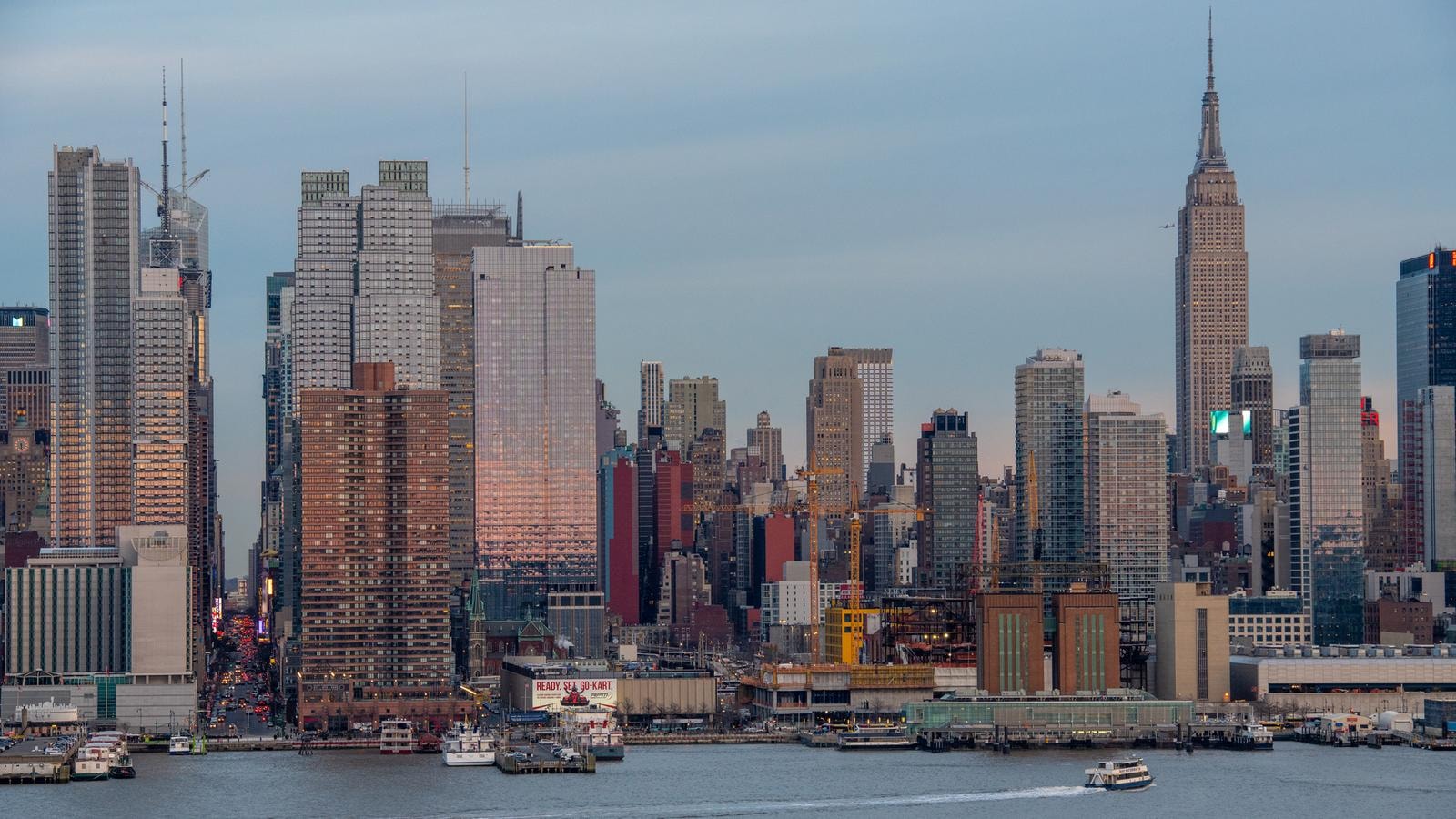 The New York skyline (ph nyc tourism official website)