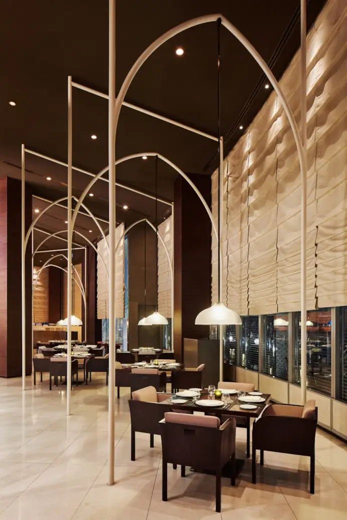 Tra i sei locali aperti a Dubai da Giorgio Armani c’è anche il ristorante indiano Amal.