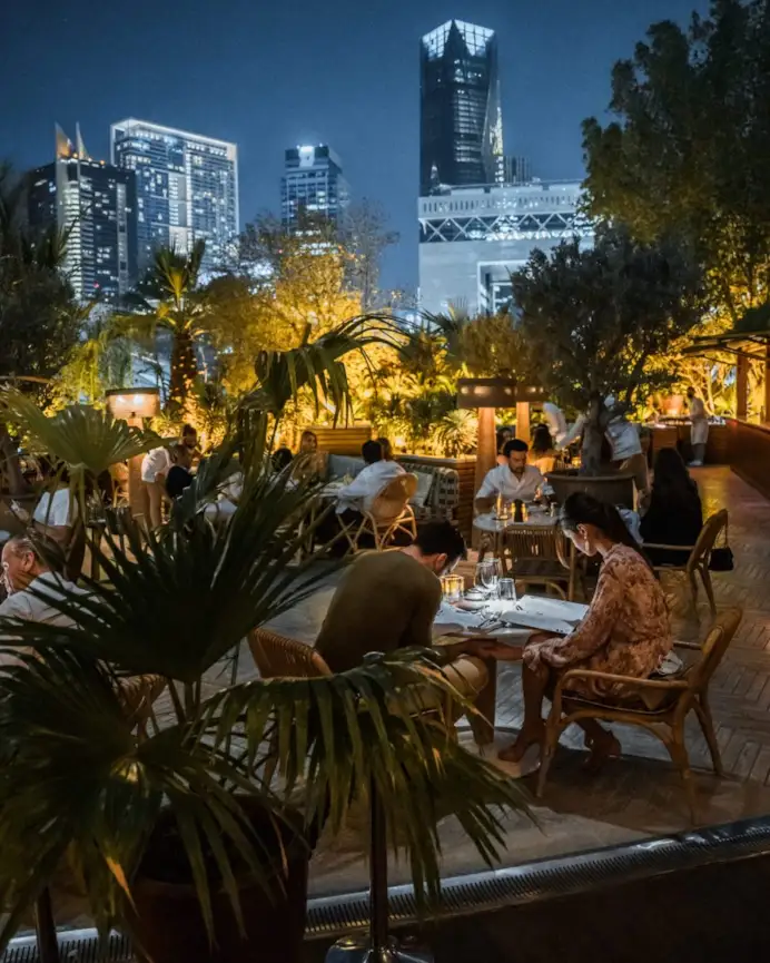 La terrazza della Cantine du Faubourg con vista sui grattacieli di Dubai.