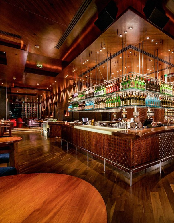 Il bancone dello Zuma di Dubai, 17° tra i World’s 50 Best Bars, gestito da Laura Marnich.