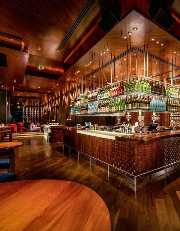 Il bancone dello Zuma di Dubai, 17° tra i World’s 50 Best Bars, gestito da Laura Marnich.