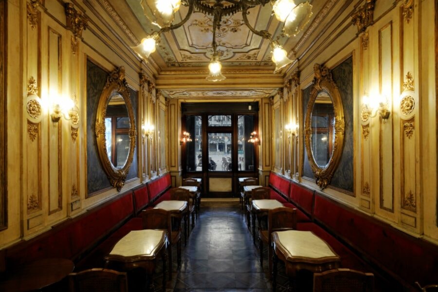 Il Caffè Florian ha aperto nel 1720 sotto i portici delle Procuratie Nuove in piazza San Marco