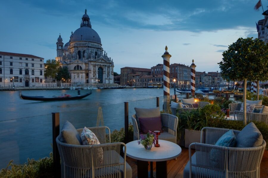 I tavoli del Gio’s a bordo laguna si affacciano sulla Chiesa di Santa Maria della Salute