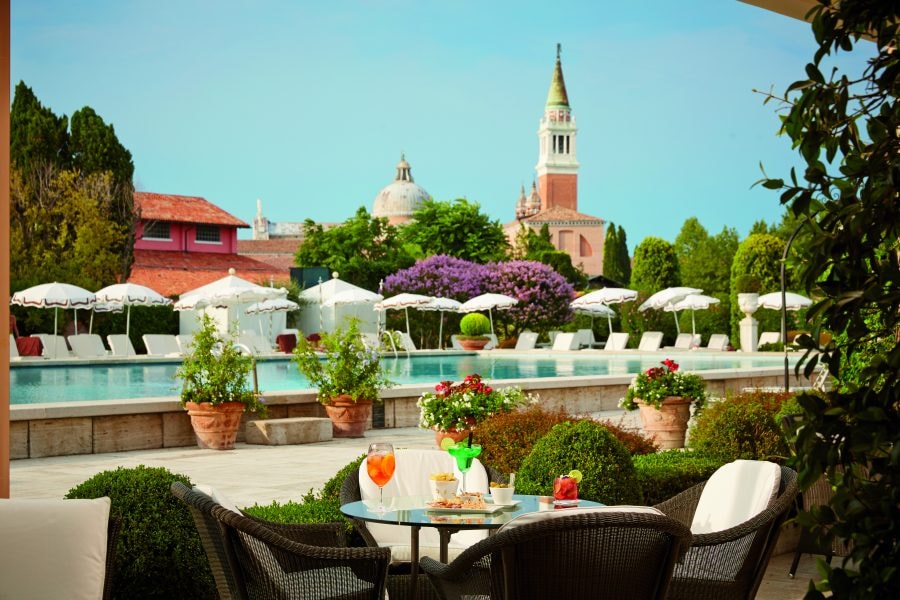 I tavolini a bordo della piscina olimpionica del Cipriani A Belmond Hotel Venice