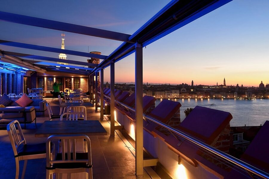 Lo Skyline rooftop bar all’ottavo piano del Molino Stucky hotel del gruppo Hilton