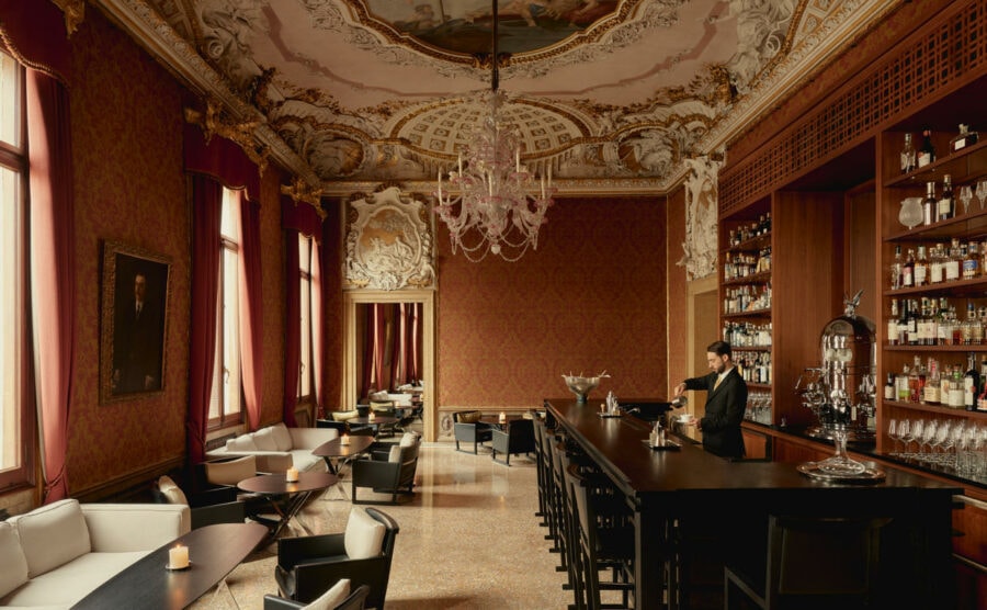 The Bar dell’Aman Venice è uno degli indirizzi più sofisticati per il bere miscelato in Laguna