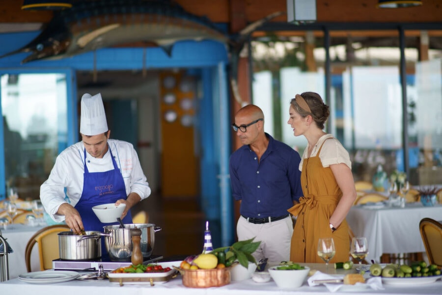 Napoli ha ospitato la prima puntata di Searching for Italy. Qui Stanley Tucci e Felicity Blunt, in Costiera Amalfitana, imparano la ricetta della pasta con le zucchine dello chef Tommaso.