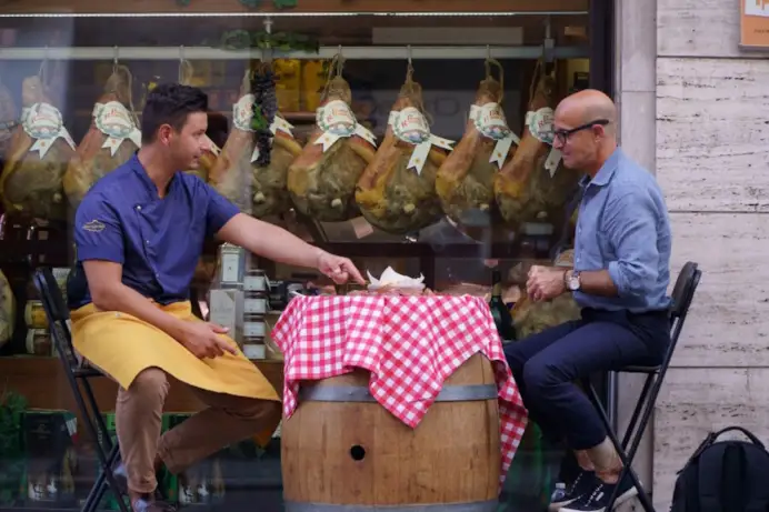Stanely Tucci durante le riprese del programma con Nicola Salvadori della Bocca di Lupo di Parma.