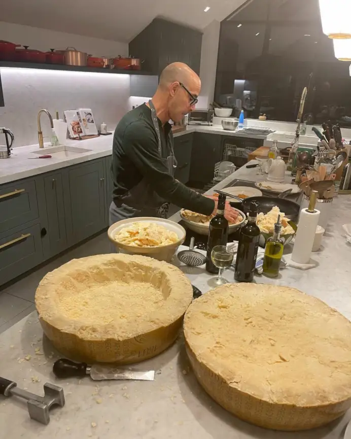 Stanley Tucci mentre prepara la carbonara nella sua cucina.