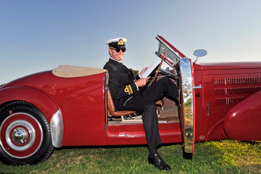 Simon Kidston nella sua Bugatti Type 57C Cabriolet del 1938, indossa l’uniforme della Royal Navy del padre.