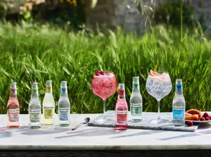 Sette differenti varianti di acqua tonica Fever Tree, distribuite in Italia da Velier.