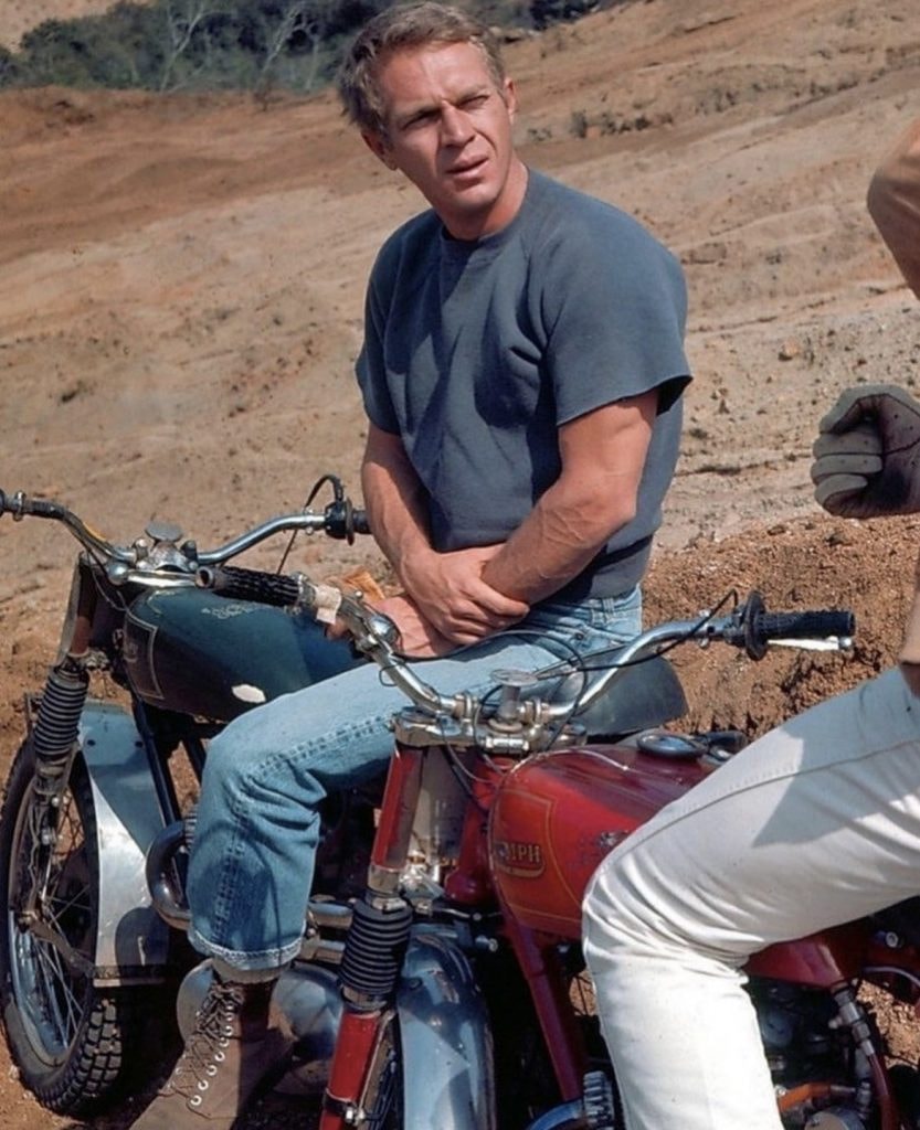 Steve McQueen sul set del film “La Grande Fuga” cavalca una Triumph TR6 Trophy.