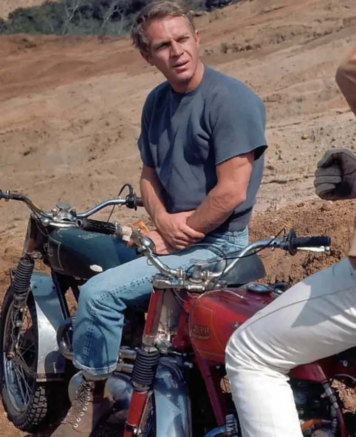 Steve McQueen sul set del film “La Grande Fuga” cavalca una Triumph TR6 Trophy.