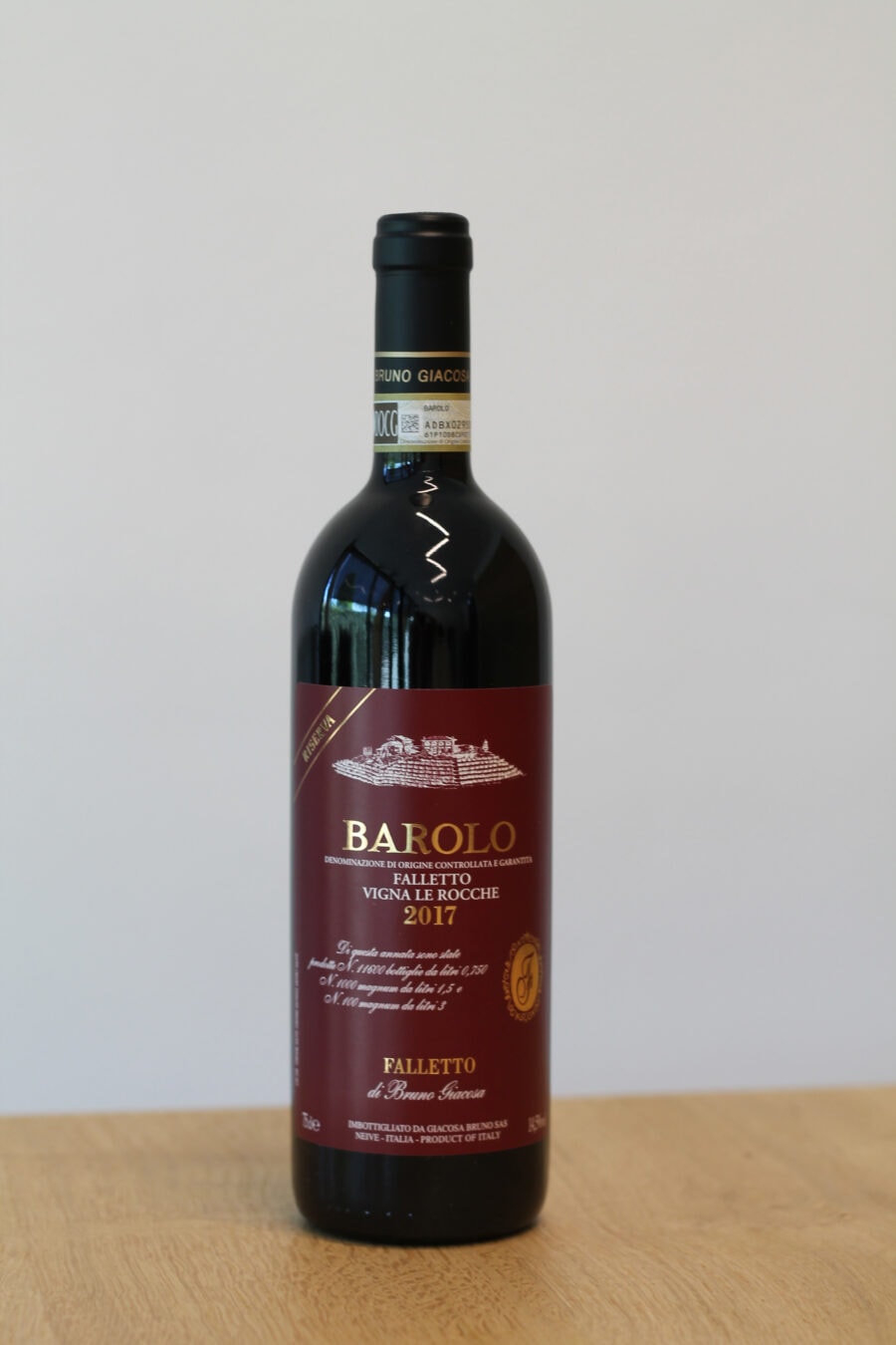 Al terzo posto un altro piemontese: il Barolo Falletto Riserva 2017 Vigna Le Rocche di Bruno Giacosa.