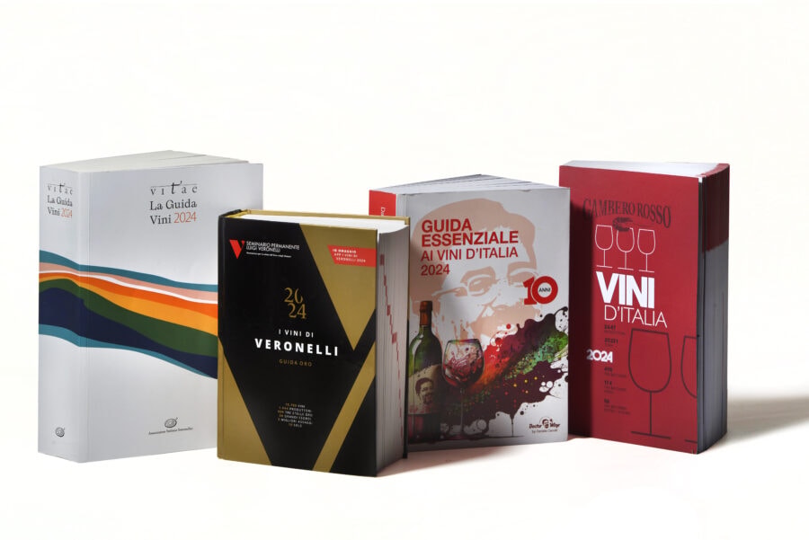 Le guide prese in esame con Bibenda di Fis, da sinistra: Vitae di Ais, I vini di Veronelli, Daniele Cernilli e Gambero Rosso.
