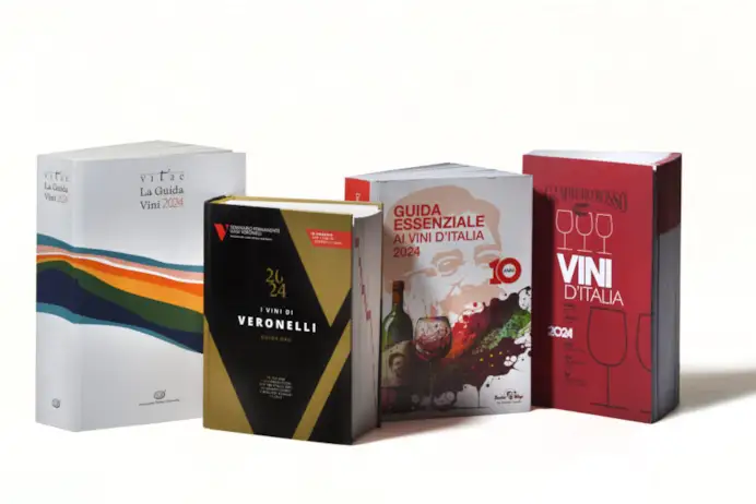 Le guide prese in esame con Bibenda di Fis, da sinistra: Vitae di Ais, I vini di Veronelli, Daniele Cernilli e Gambero Rosso.