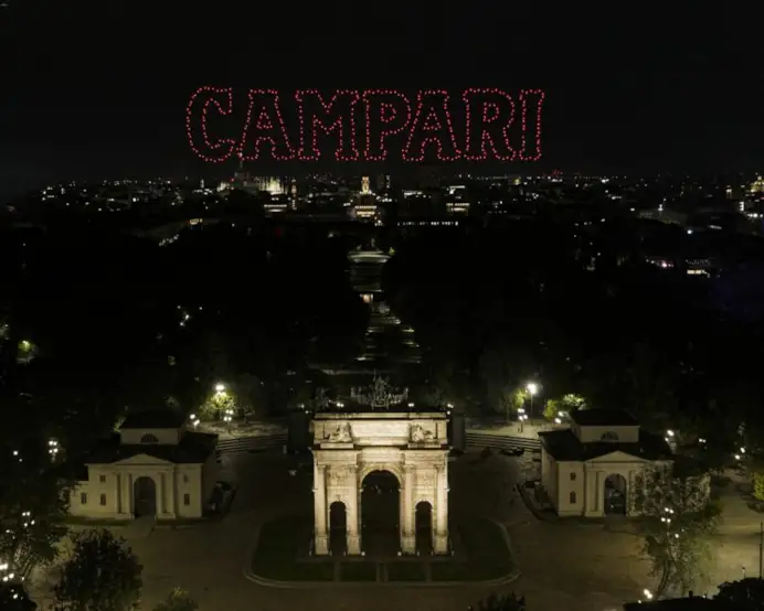 Un momento del drone show per il lancio della nuova bottiglia.