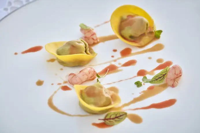 Tortelli al pecorino e basilico siciliano con gambero di Mazara e pomodoro Pachino dello chef Roberto Toro del Timeo di Taormina.