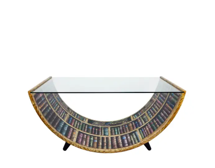 Il tavolo Libri di Fornasetti con struttura curva e ripiano di vetro.