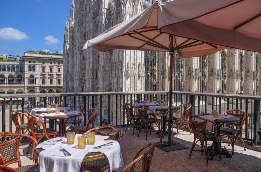 La terrazza di Giacomo Arengario in piazza Duomo con vista sulla Galleria Vittorio Emanuele.