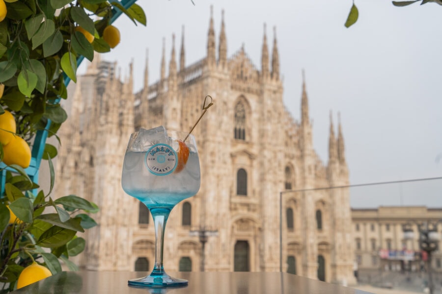 Terrazza Duomo21 by Malfy Gin con vista sulla piazza, Palazzo Reale e Arengario.