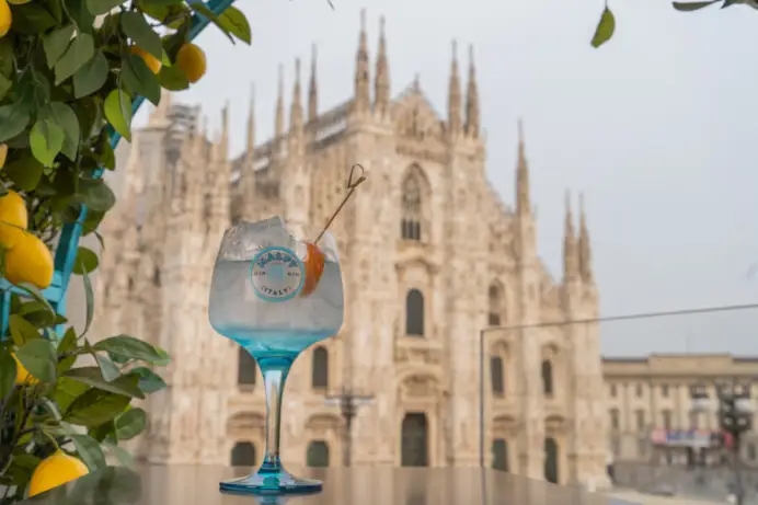 Terrazza Duomo21 by Malfy Gin con vista sulla piazza, Palazzo Reale e Arengario.