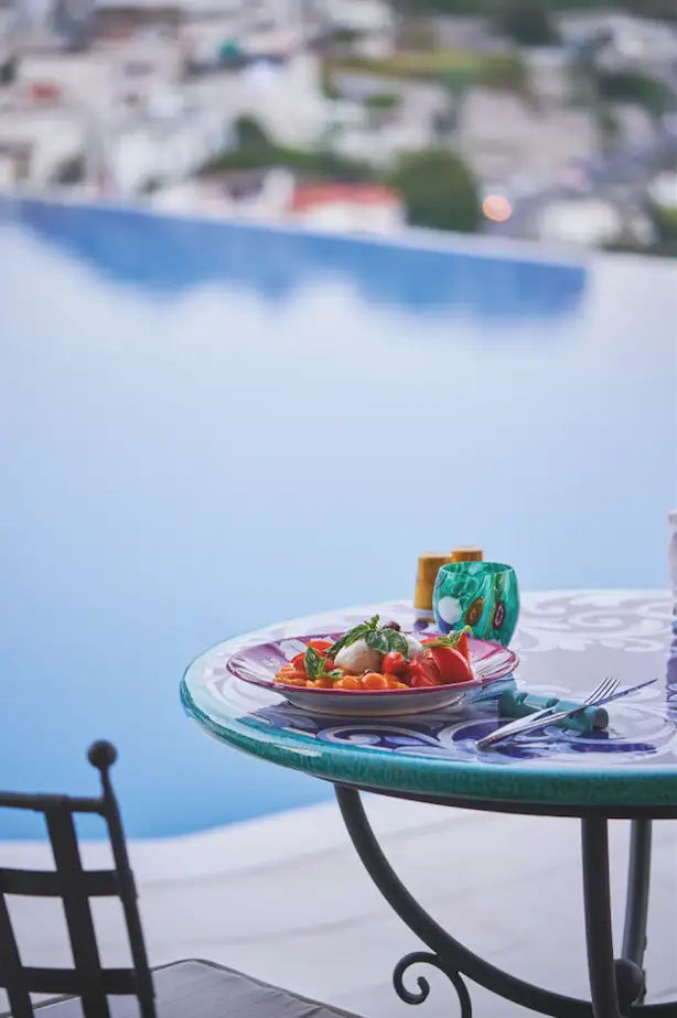 Un tavolo con vista mozzafiato del Belmond Hotel Caruso a Ravello.