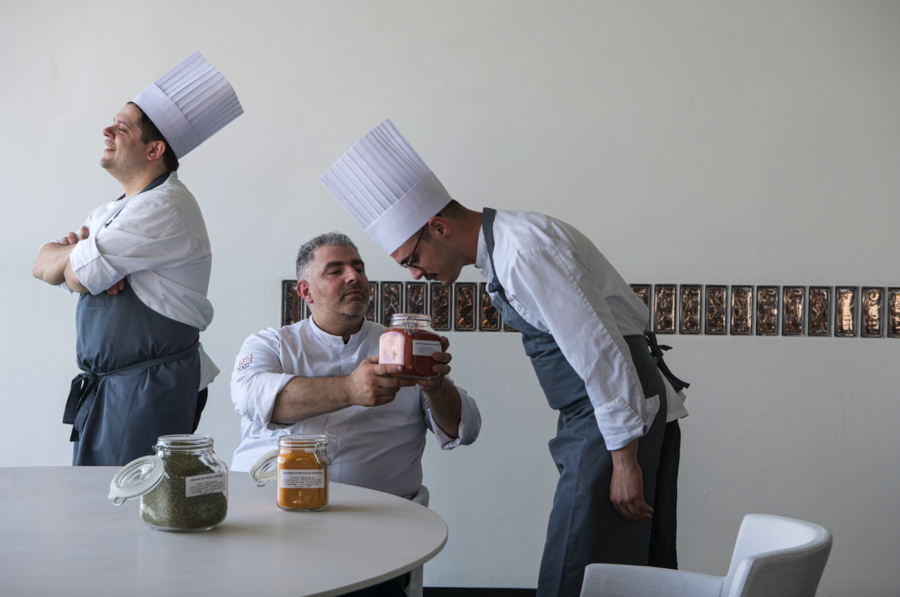 Michele De Blasio, executive chef dei Giardini dei Fuenti, con il suo team.