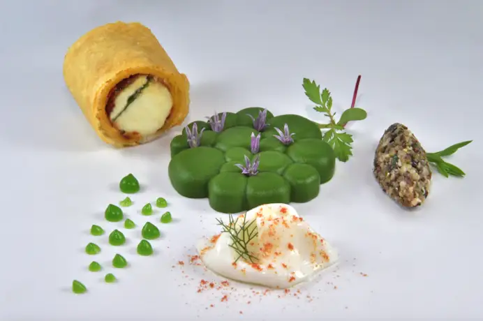 Mozzarella in carrozza con cuore di bue e alici di Cetara piatto signature del Monastero Santa Rosa.