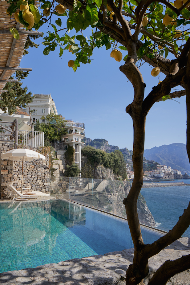 La piscina a picco sul mare dell’hotel Santa Caterina di Amalfi.