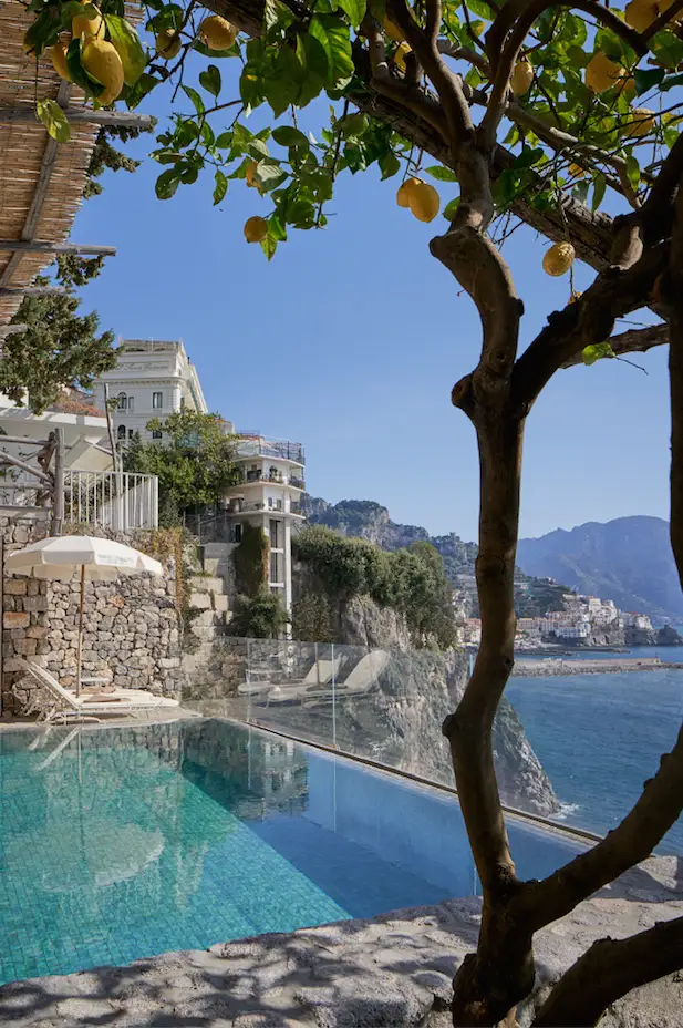 La piscina a picco sul mare dell’hotel Santa Caterina di Amalfi.