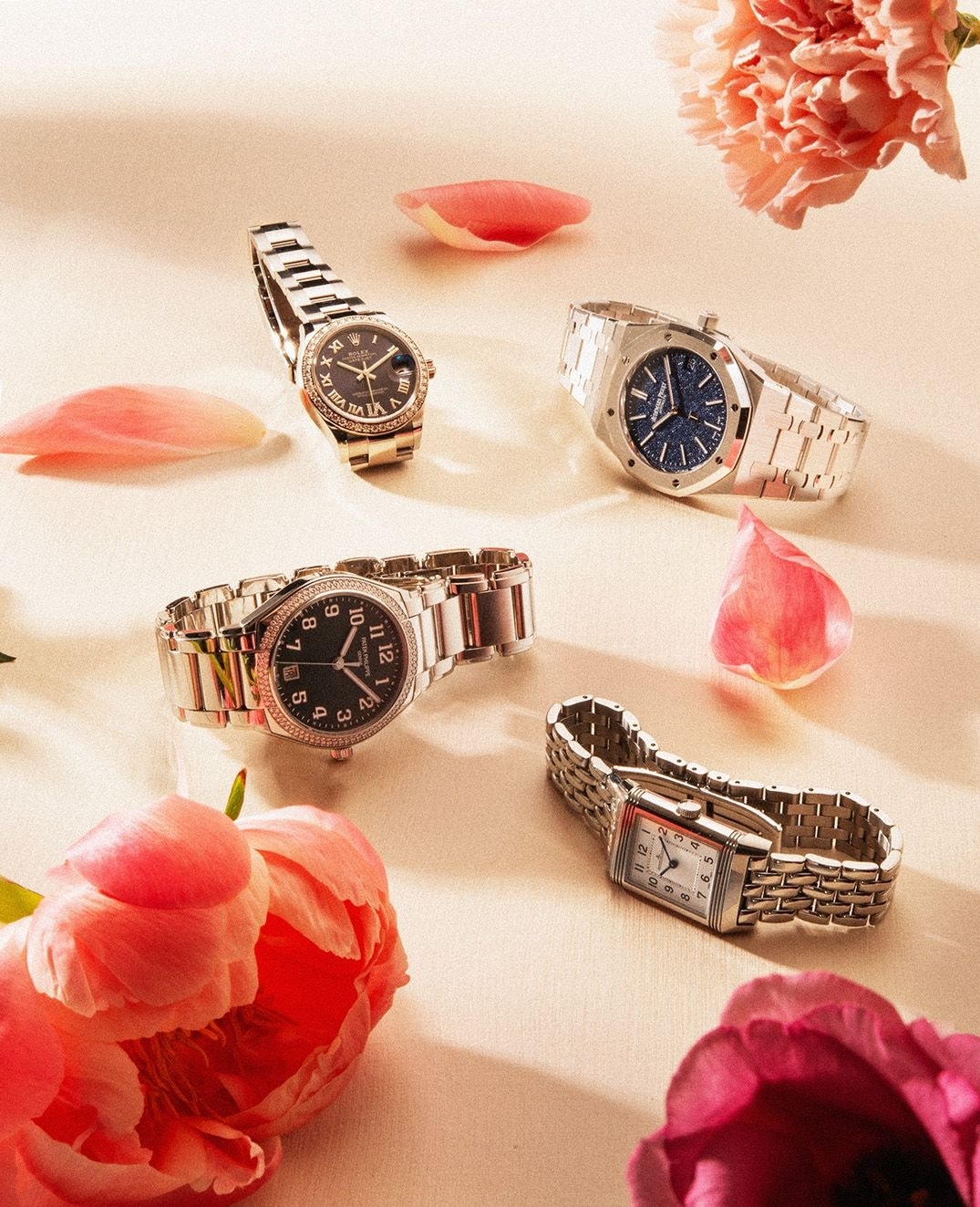 Dall'alto, in senso orario: Oyster Perpetual Date Just 31, Rolex; Royal Oak Jumbo Extra-thin, Audemars Piguet;  Reverso Classico Duetto, Jaeger-LeCoultre; Twenty-4, Patek Philippe.