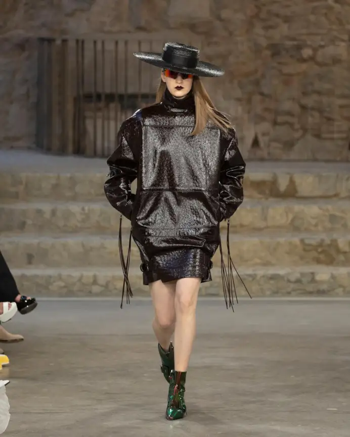 Un look Louis Vuitton cruise 2025 (courtesy Louis Vuitton)