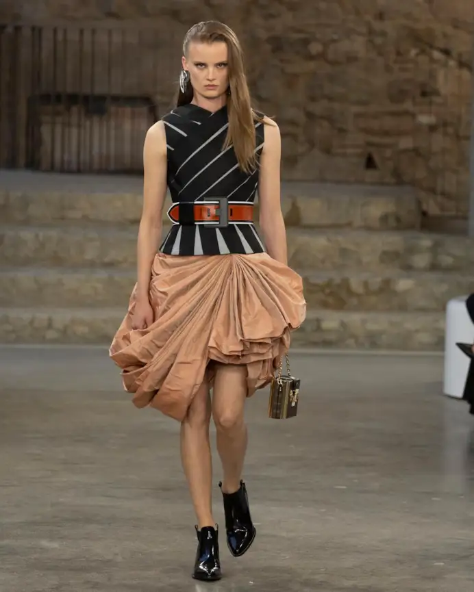 Un look Louis Vuitton cruise 2025 (courtesy Louis Vuitton)