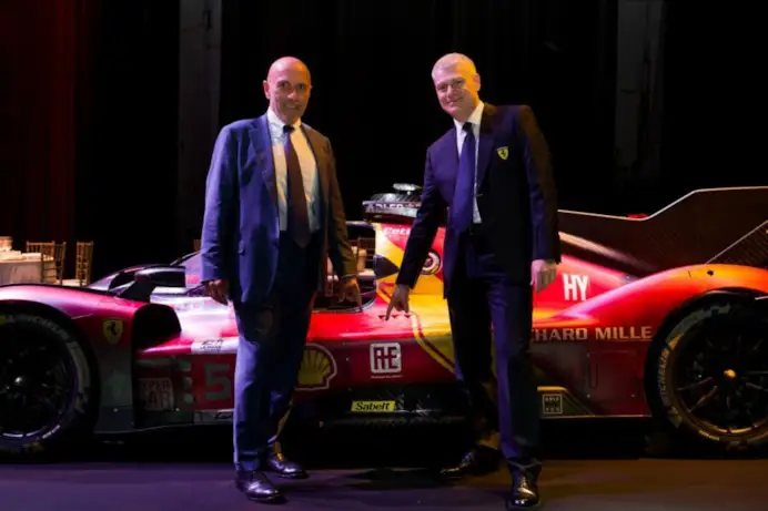 Pietro Giuliani con Antonello Coletta, global head of endurance e corse clienti di Ferrari. Alle loro spalle, la Ferrari 499P, la nuova Le Mans Hypercar.