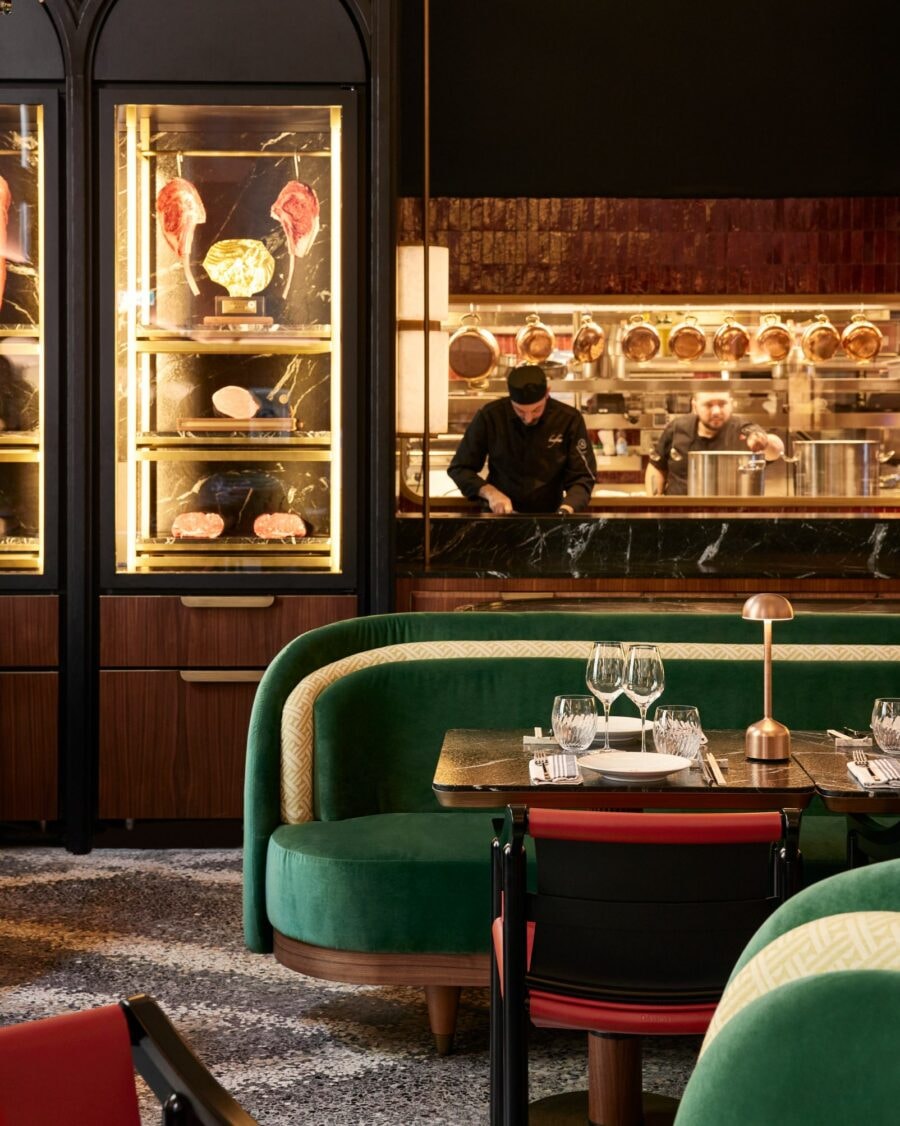 La cucina a vista del Beefbar Milano con i frigoriferi per la frollatura della carne (© Francis Amiand).
