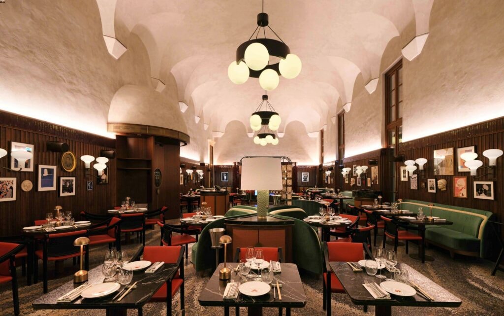 L’interno del Beefbar Milano nell’ex cappella del Seminario Arcivescovile di piazza del Quadrilatero (© Francis Amiand).
