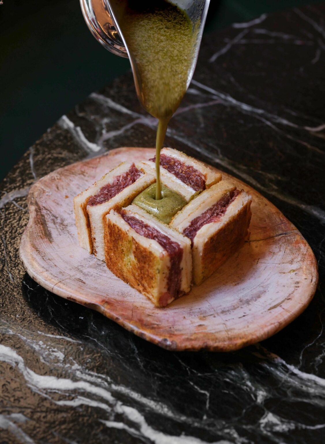 Il Croque Sando, sandwich di prosciutto di manzo affumicato e formaggio fuso su panettone salato.
