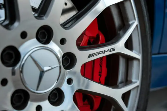 Le pinze speciali dei freni, caratterizzati da carbon look e griffe AMG, di Mercedes-AMG C 63 S.