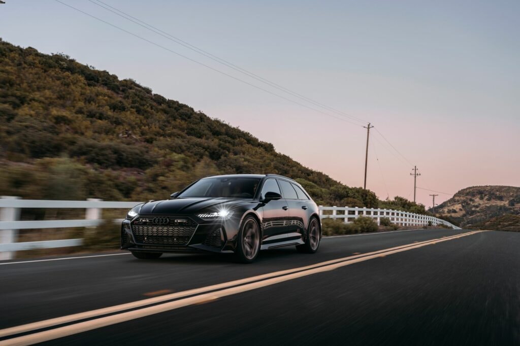 Audi RS 6 Avant Performance, con frontale affilato, dedicato alle prese d’aria.
