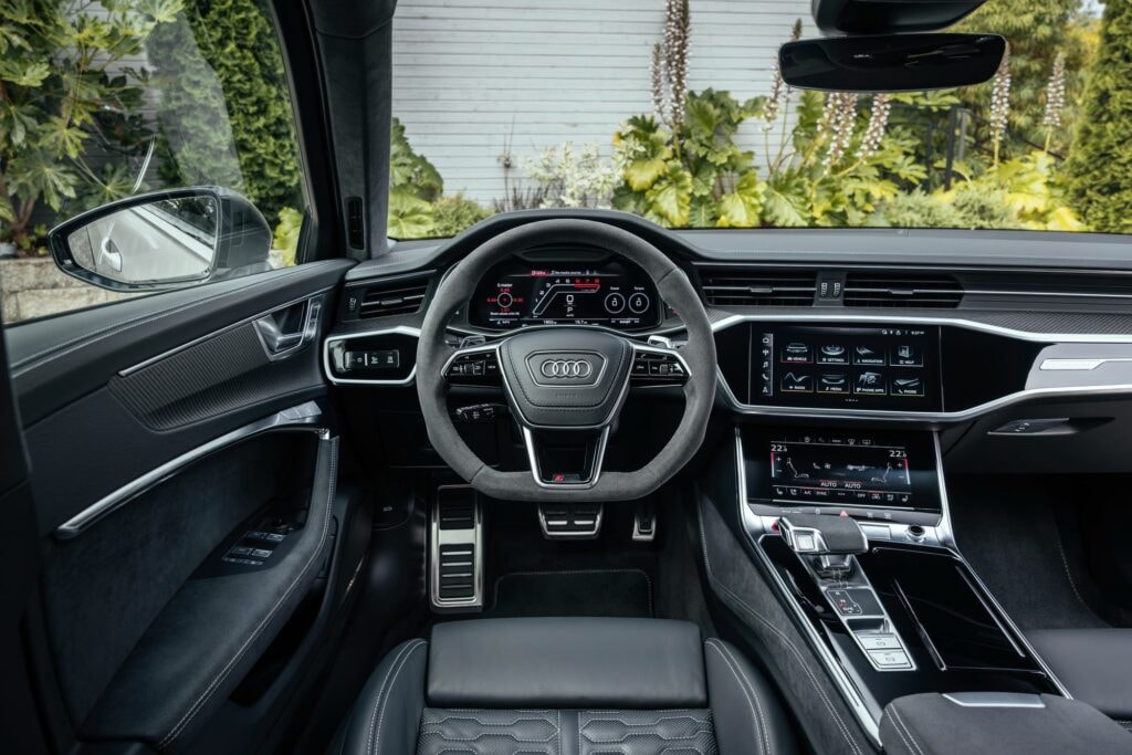 Gli interni lussuosi e sportivi di Audi RS 6 Performance la wagon potente e sostenibile.
