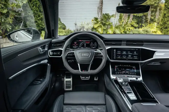 Gli interni lussuosi e sportivi di Audi RS 6 Performance la wagon potente e sostenibile.