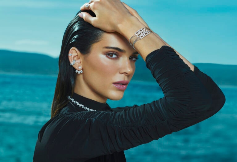 Kendall Jenner, volto della campagna 2022 di Messika. A destra, dall’alto, collier in oro giallo e diamanti Toi&Moi doppio filo, collezione My Twin; orecchini collezioni Move Uno e My Twin in oro bianco e diamanti.